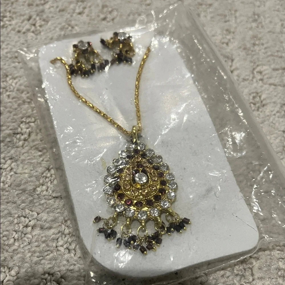 Elegant Gold and Silver Pendant Necklace Set - Picture 1 of 2